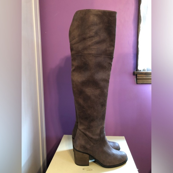 Hinge Canton Over the knee boot. Color Brown. Size 7. - Picture 9 of 11